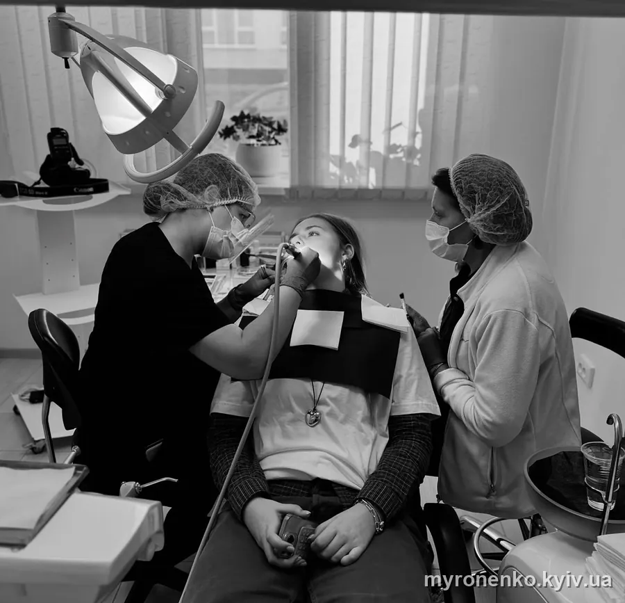 Команда лікарів Myronenko Dental Studio під час прийому пацієнта