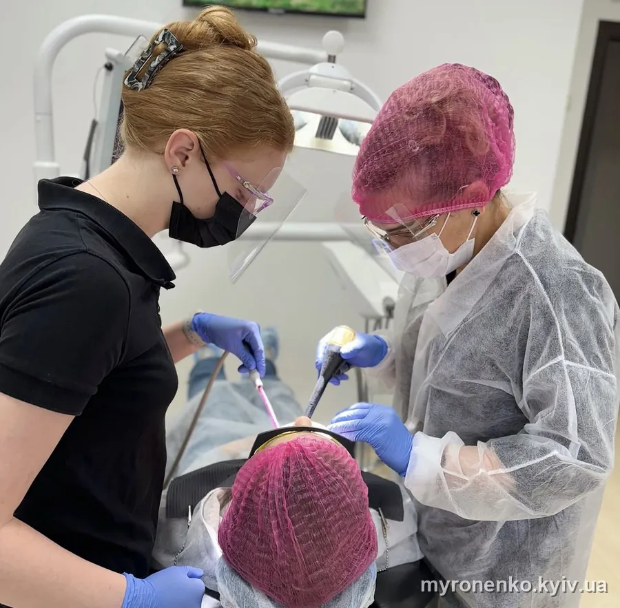 Лікарі клініки Myronenko Dental Studio під час лікування