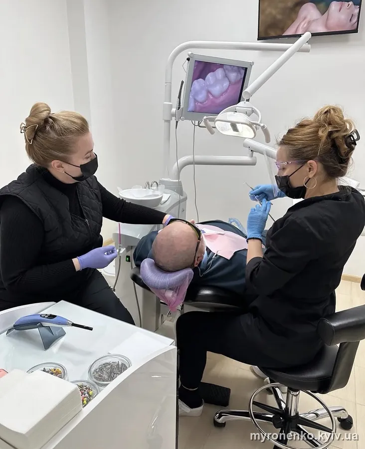 Лікування з інтраоральною камерою — зображення зубів на екрані